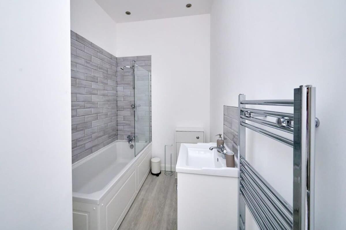 Modern 2 Bedroom Apartment In Preston Престон Екстер'єр фото